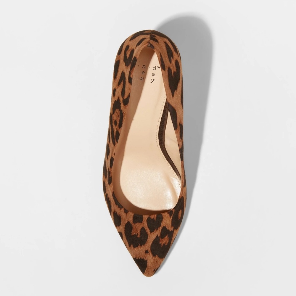NWOT Faux leather pointy toe size 6 pumps